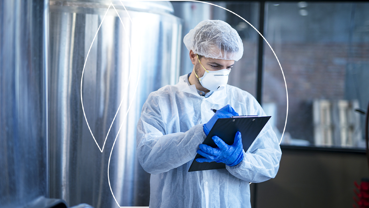 Operador técnico inspecionando a produção e o controle de lote de produtos químicos industriais em uma fábrica moderna.